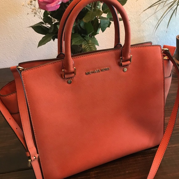 Michael Kors Large Selma Bag with removable strap - Picture 2 of 4